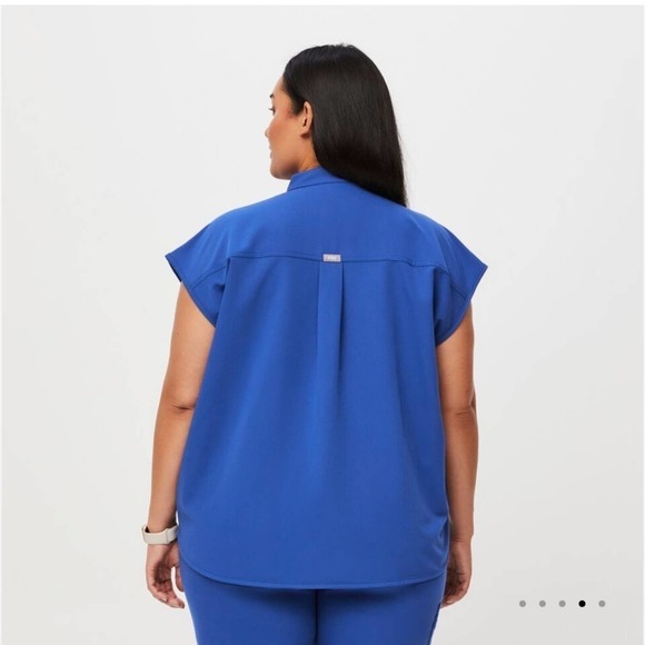 FIGS Rafaela™ Oversized Scrub Top in Winning Blue - Picture 3 of 13